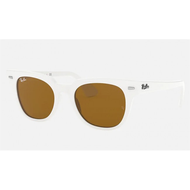 Ray Ban Meteor Classic RB2168 Sunglasses White frame Brown Classic B-15 lens